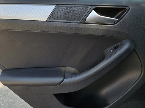 Used 2017 Volkswagen Jetta SE image 11