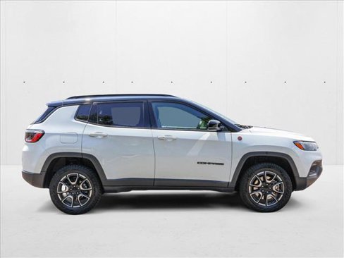 Used 2024 Jeep Compass Trailhawk image 4