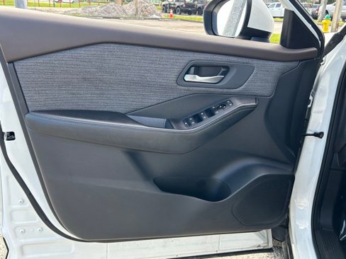 Used 2023 Nissan Rogue SV image 35