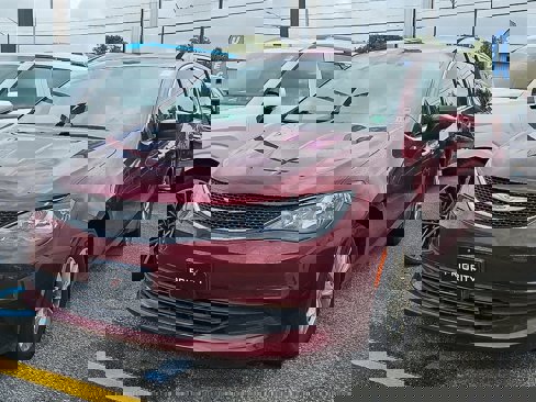 Used 2017 Chrysler Pacifica Touring w/ Tire & Wheel Group image 1