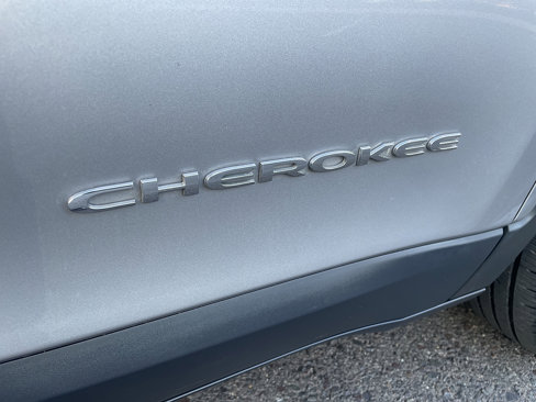 Used 2019 Jeep Cherokee Limited image 18