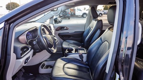 Used 2018 Chrysler Pacifica Touring-L image 18