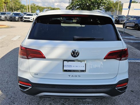 Certified 2024 Volkswagen Taos SE image 11