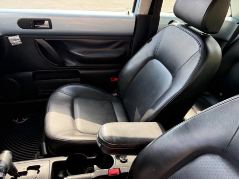 Used 2010 Volkswagen Beetle Coupe image 7