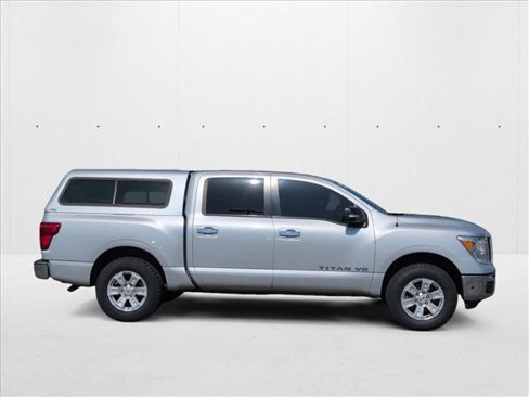 Used 2019 Nissan Titan SV image 4