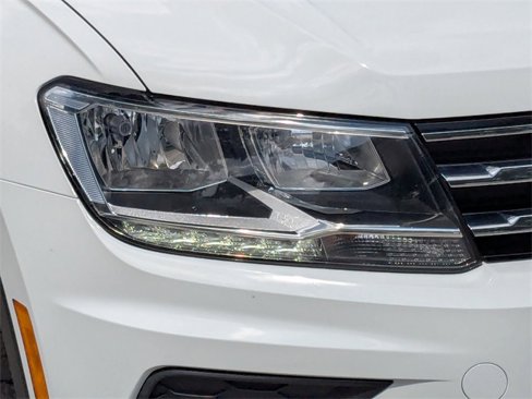 Certified 2021 Volkswagen Tiguan SE w/ Panoramic Sunroof Package image 9