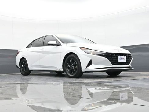 Used 2022 Hyundai Elantra SE image 52