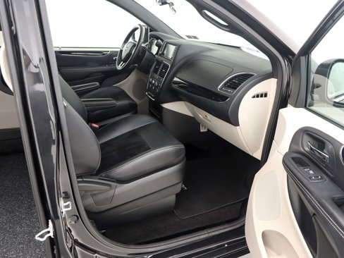 Used 2017 Dodge Grand Caravan SXT image 19