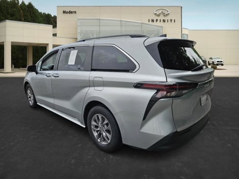 Used 2023 Toyota Sienna XLE image 5