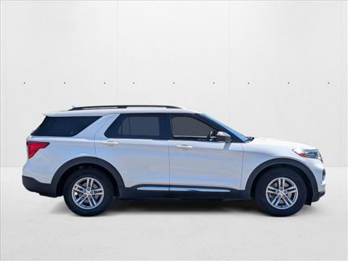 Used 2020 Ford Explorer XLT image 4