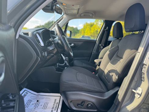 Used 2021 Jeep Renegade Latitude w/ Luxury Group I image 11
