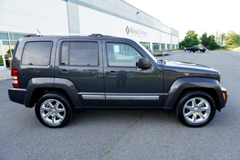 Used 2010 Jeep Liberty Limited w/ Tire & Wheel Group image 8