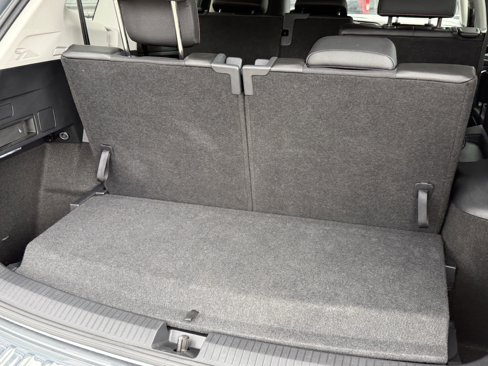 Used 2024 Volkswagen Tiguan Wolfsburg Edition image 32