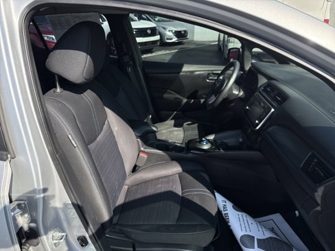 Used 2018 Nissan Leaf SV w/ SV Technology Package image 16