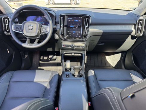 Used 2025 Volvo XC40 B5 Core w/ Climate Package image 11