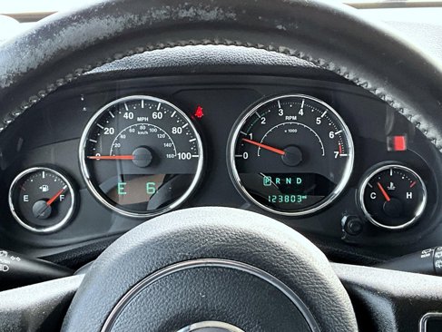 Used 2015 Jeep Wrangler Unlimited Rubicon w/ Connectivity Group image 12
