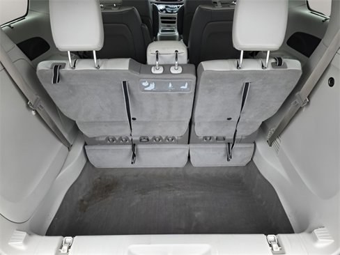 Used 2018 Chrysler Pacifica Touring-L image 12