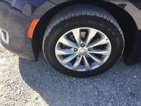 Used 2017 Chrysler Pacifica Touring-L image 9