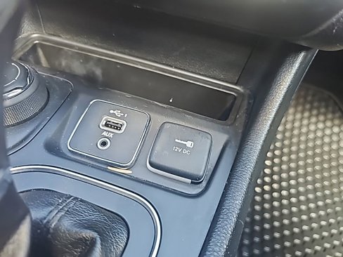 Used 2019 Jeep Cherokee Latitude Plus w/ Comfort/Convenience Group image 33