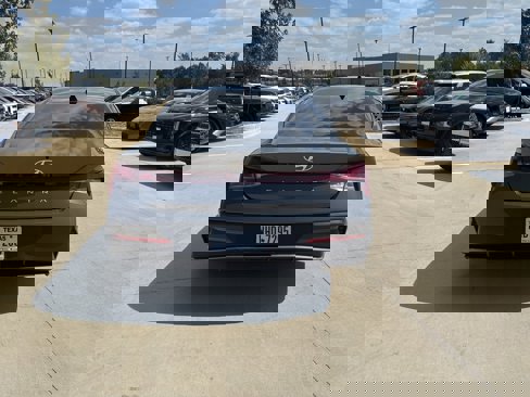 Used 2025 Hyundai Elantra SE image 4