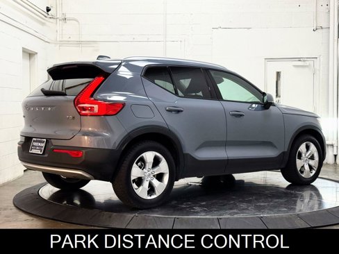Used 2021 Volvo XC40 T5 Momentum image 8