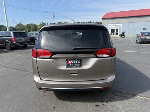 Used 2017 Chrysler Pacifica Touring-L w/ Tire & Wheel Group image 9