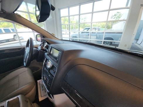 Used 2014 Chrysler Town & Country Touring image 26