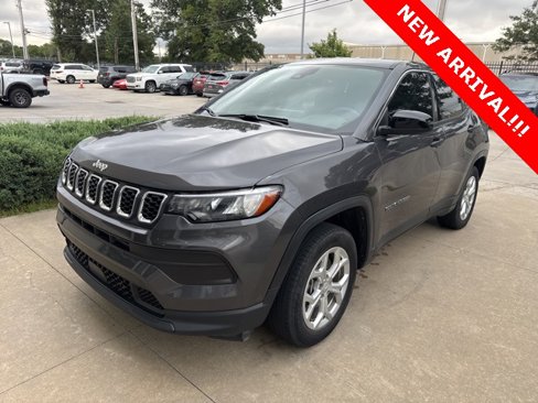 Used 2024 Jeep Compass Sport image 1