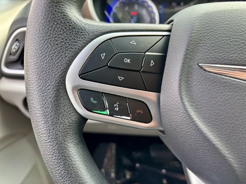 Used 2017 Chrysler Pacifica LX image 29