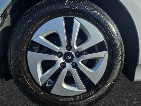Used 2017 Toyota Prius Four image 4