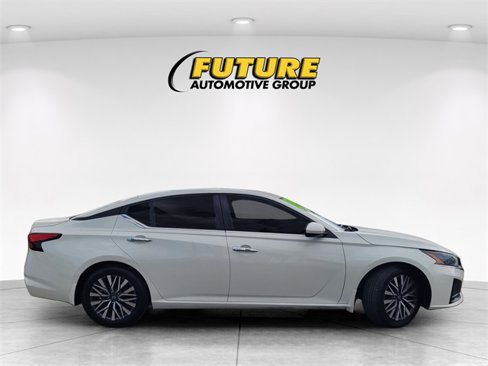 Used 2023 Nissan Altima 2.5 SV w/ SV Premium Package image 3