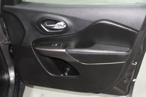Used 2019 Jeep Cherokee Latitude Plus w/ Cold Weather Group image 23