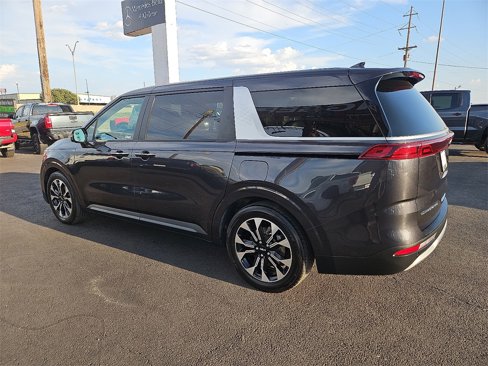 Used 2022 Kia Carnival EX image 4
