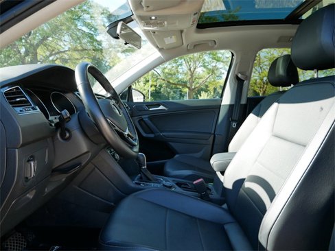 Used 2018 Volkswagen Tiguan SE w/ Panoramic Sunroof Package image 8