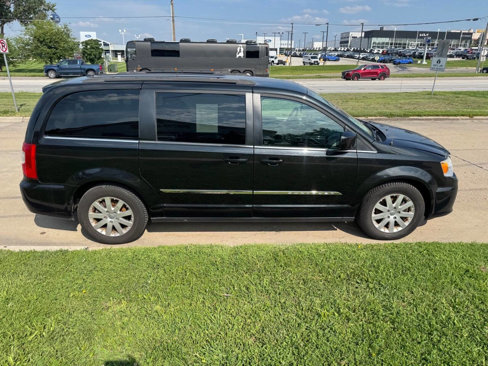 Used 2014 Chrysler Town & Country Touring image 6