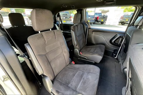 Used 2018 Dodge Grand Caravan SE image 25