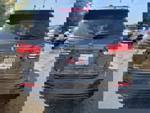 Used 2017 Kia Sorento LX w/ LX Convenience Package image 6