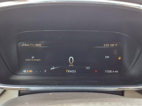 Used 2017 Lincoln Continental Select image 11