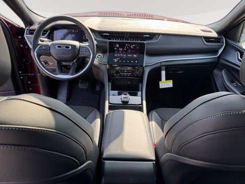 New 2025 Jeep Grand Cherokee Altitude image 10