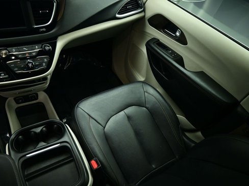 Used 2019 Chrysler Pacifica Touring-L image 8