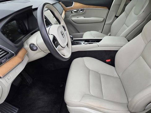 Certified 2021 Volvo XC90 T6 Momentum image 16