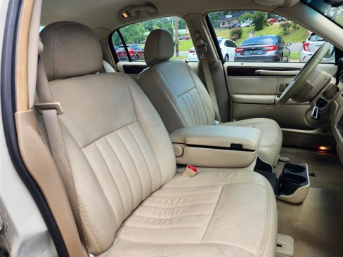 Used 2006 Lincoln Town Car Signature image 14