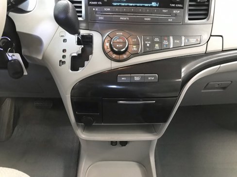 Used 2014 Toyota Sienna LE image 18