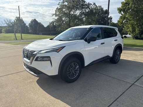 Used 2023 Nissan Rogue S image 2