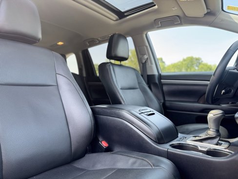 Used 2018 Toyota Highlander Limited image 12