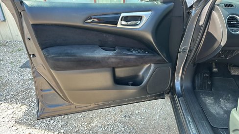 Used 2014 Nissan Pathfinder SV image 2