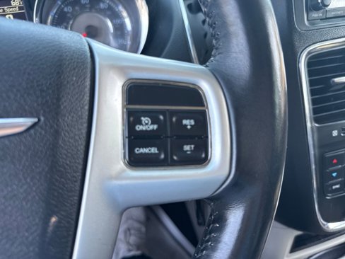 Used 2014 Chrysler Town & Country Touring image 26