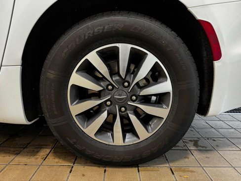 Used 2024 Chrysler Pacifica Select image 31