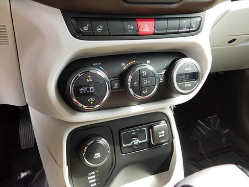 Used 2017 Jeep Renegade Limited image 21