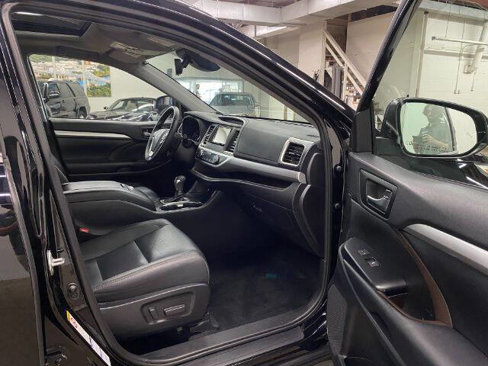 Used 2019 Toyota Highlander XLE image 23